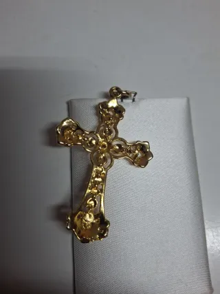 Cruz dorada con perlas y cristal