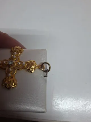 Cruz dorada con perlas y cristal