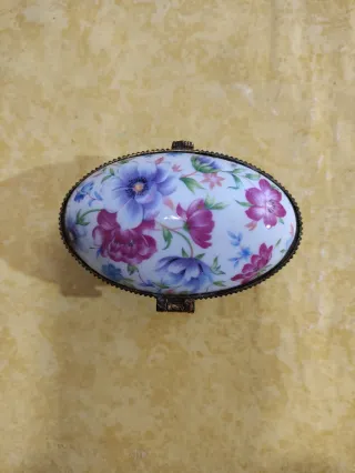 Scatola portagioie vintage in porcellana con bordi dorati e fiori