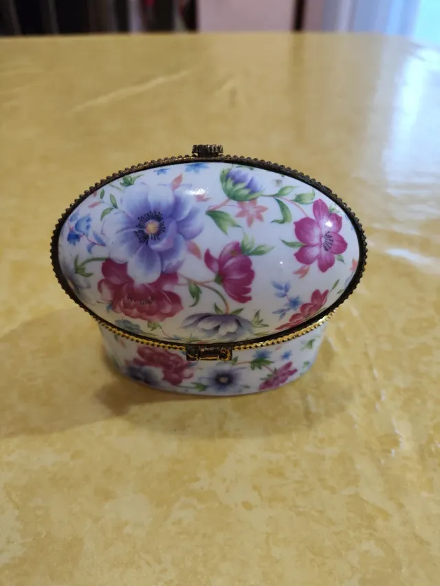 Scatola portagioie vintage in porcellana con bordi dorati e fiori