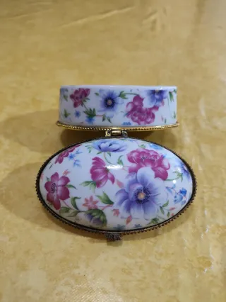 Scatola portagioie vintage in porcellana con bordi dorati e fiori