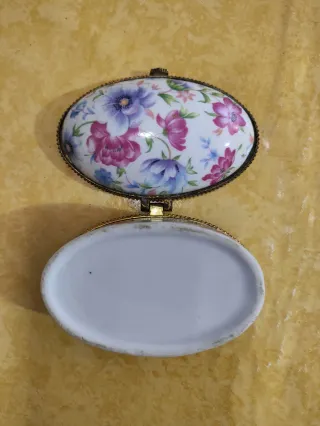 Scatola portagioie vintage in porcellana con bordi dorati e fiori