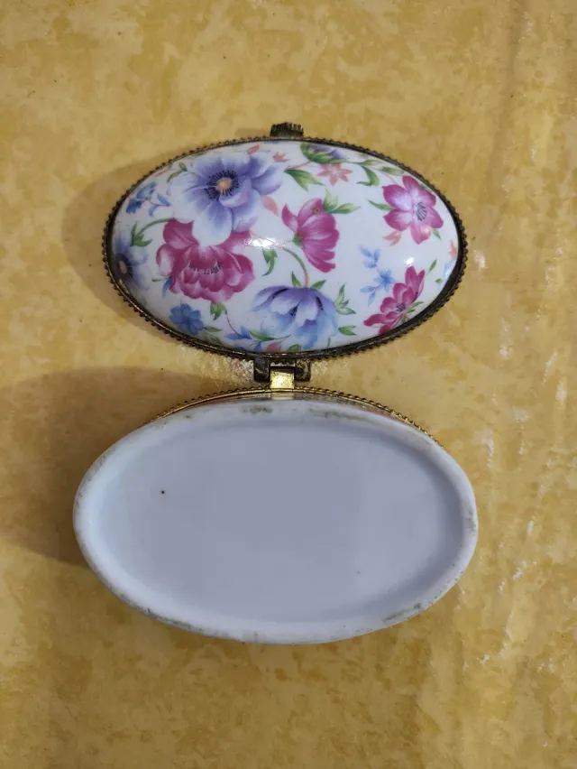 Scatola portagioie vintage in porcellana con bordi dorati e fiori
