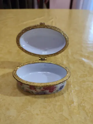 Scatola portagioie vintage in porcellana con bordi dorati e fiori