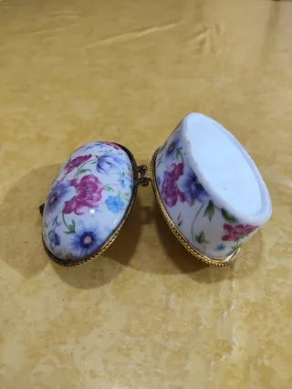 Scatola portagioie vintage in porcellana con bordi dorati e fiori