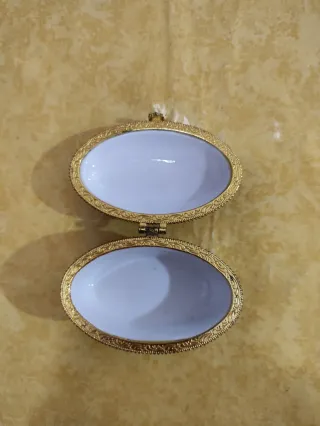 Scatola portagioie vintage in porcellana con bordi dorati e fiori