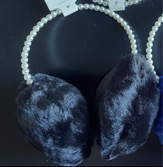 Orejeras de pelo sintético con perlas