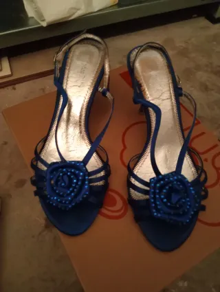 Zapatos de tacón azul con pedrería