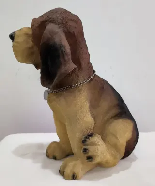 Figura perro sentado con collar