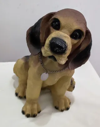 Figura perro sentado con collar