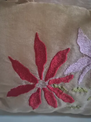 Bolso DKNY pequeño flores bordadas