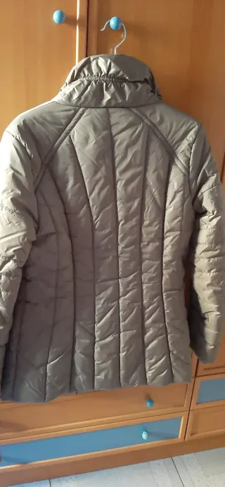 Parka acolchada verde caqui