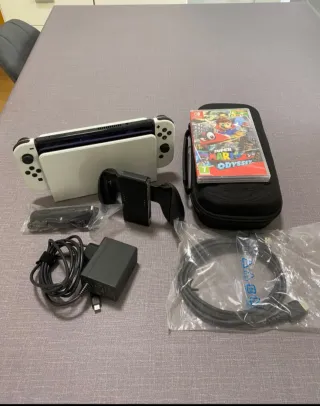 Nintendo Switch OLED Blanca/Negra Usada