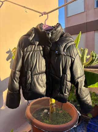 Chaqueta acolchada efecto piel negra