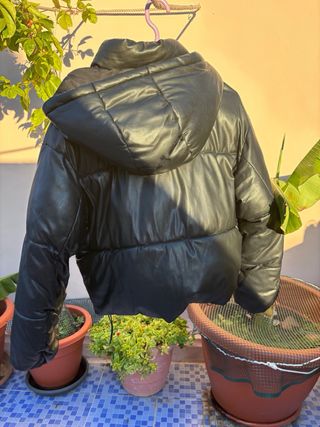 Chaqueta acolchada efecto piel negra