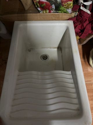Pila de lavar blanca