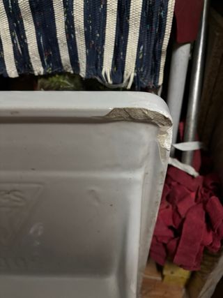 Pila de lavar blanca