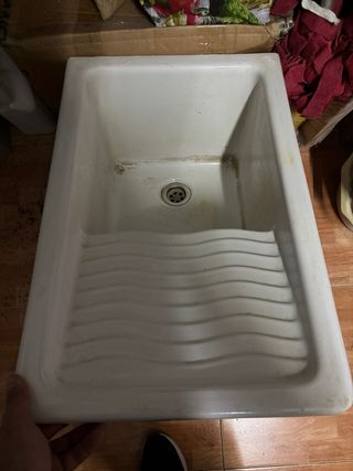 Pila de lavar blanca