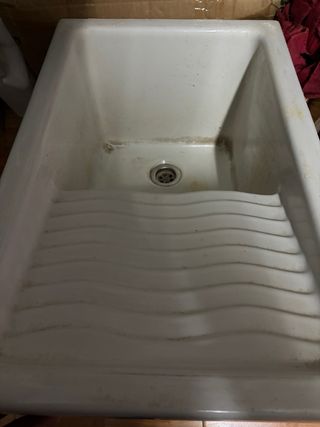 Pila de lavar blanca