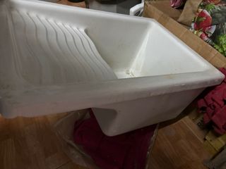 Pila de lavar blanca