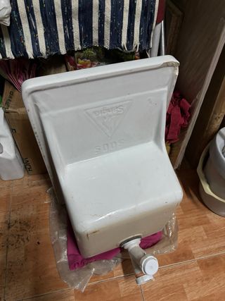 Pila de lavar blanca