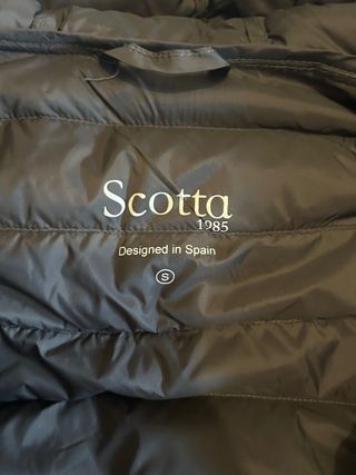 Chaqueta de plumas negra Scotta.