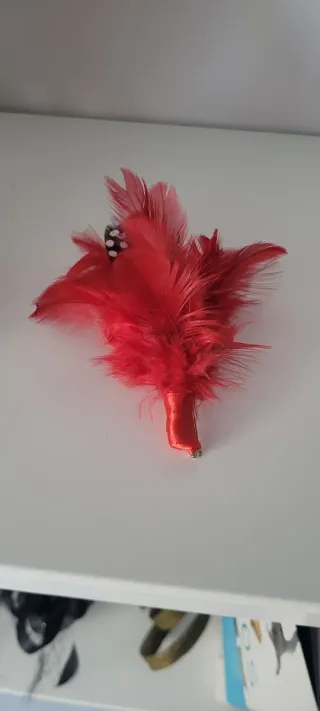 Tocado de plumas rojas y negras