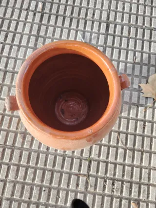 Tinaja de barro con asas