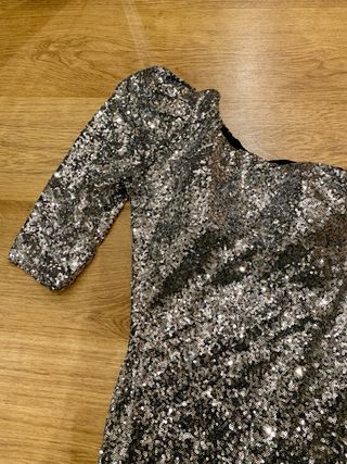 Vestido de fiesta plateado con lentejuelas