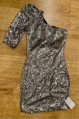 Vestido de fiesta plateado con lentejuelas