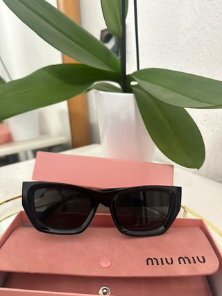 Gafas de sol Miu Miu negras y doradas