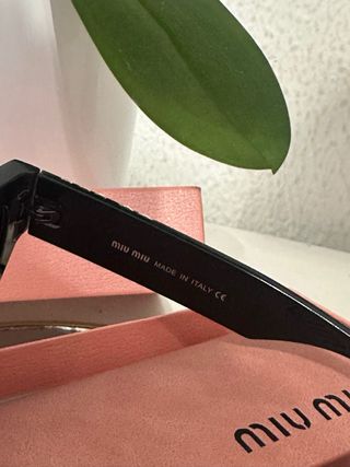 Gafas de sol Miu Miu negras y doradas