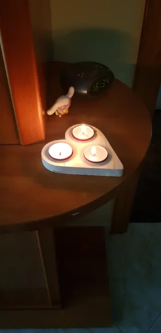 Porta candela a forma di cuore in legno