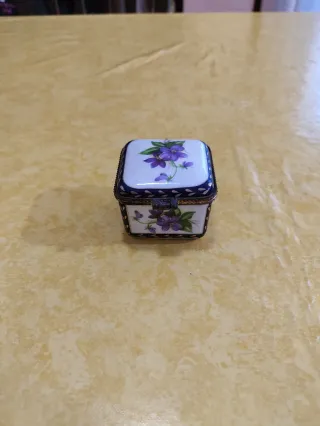 Scatola portagioie vintage in porcellana dipinta a mano