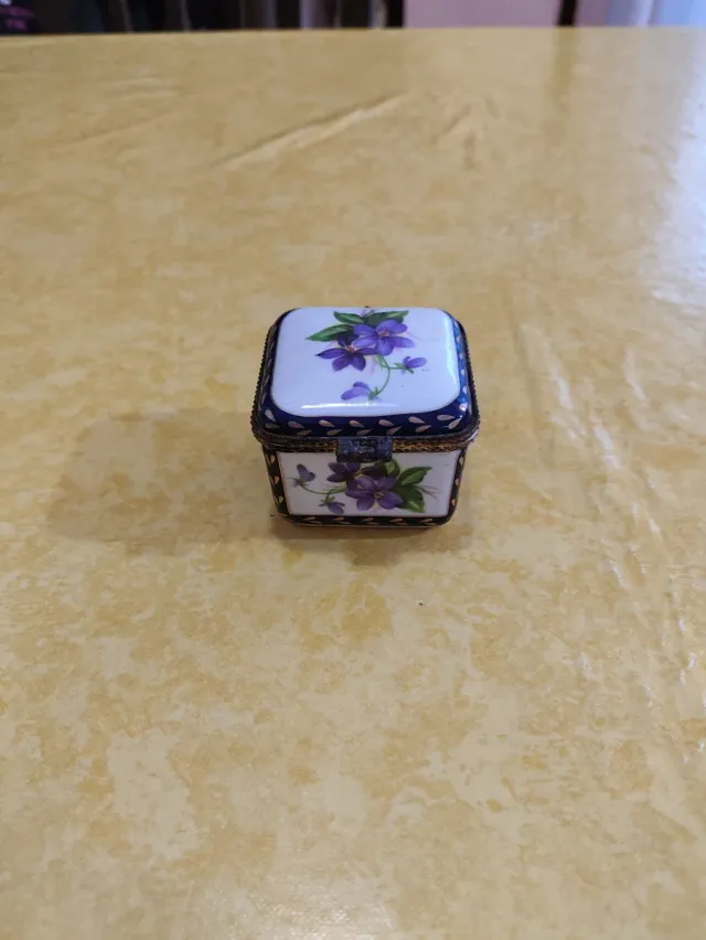 Scatola portagioie vintage in porcellana dipinta a mano