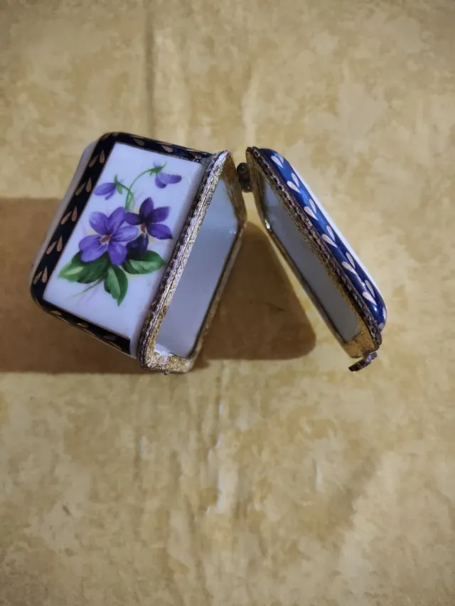 Scatola portagioie vintage in porcellana dipinta a mano