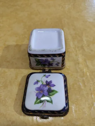 Scatola portagioie vintage in porcellana dipinta a mano
