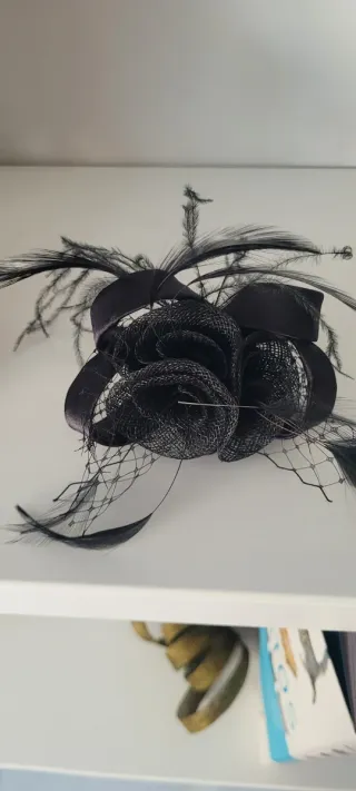 Tocado con flor y rejilla negra