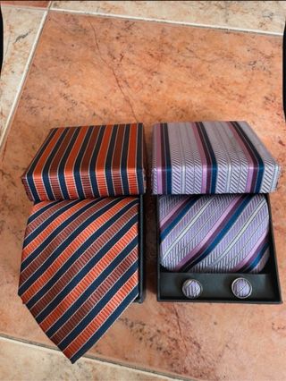 Corbatas y gemelos a rayas
