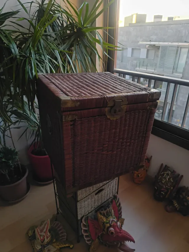 Grande baule antico in vimini con montature dorate