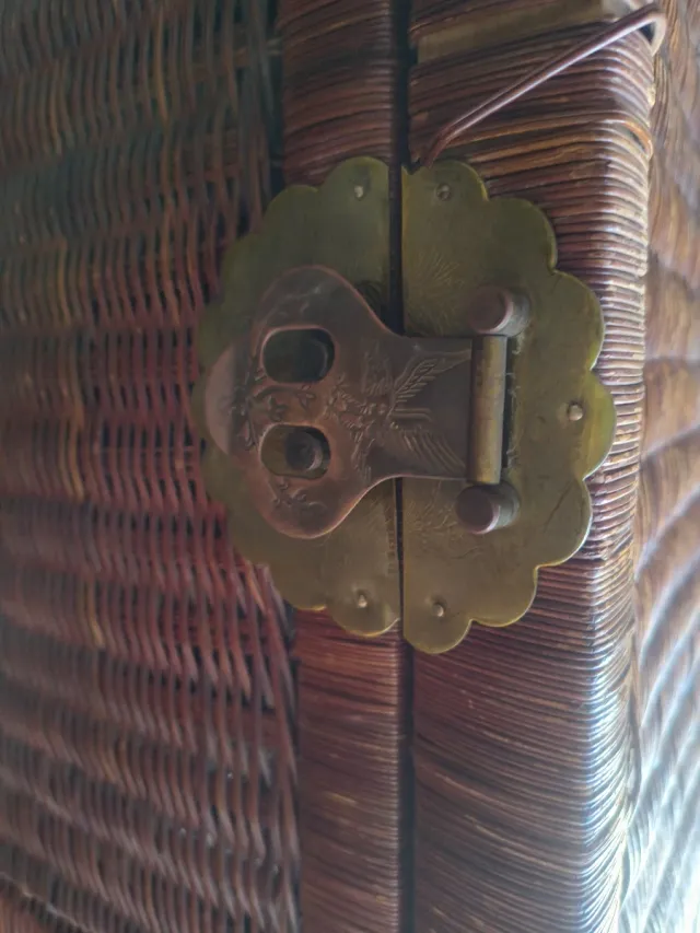 Grande baule antico in vimini con montature dorate