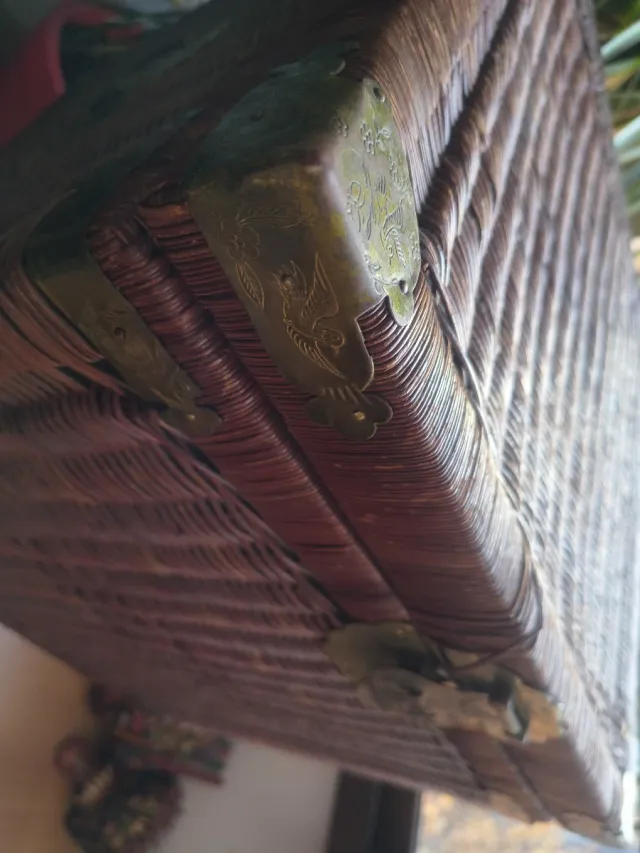 Grande baule antico in vimini con montature dorate