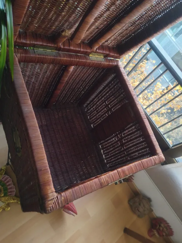 Grande baule antico in vimini con montature dorate