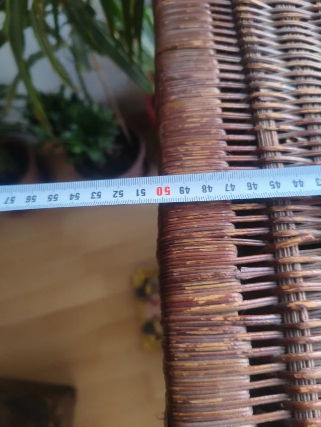 Grande baule antico in vimini con montature dorate