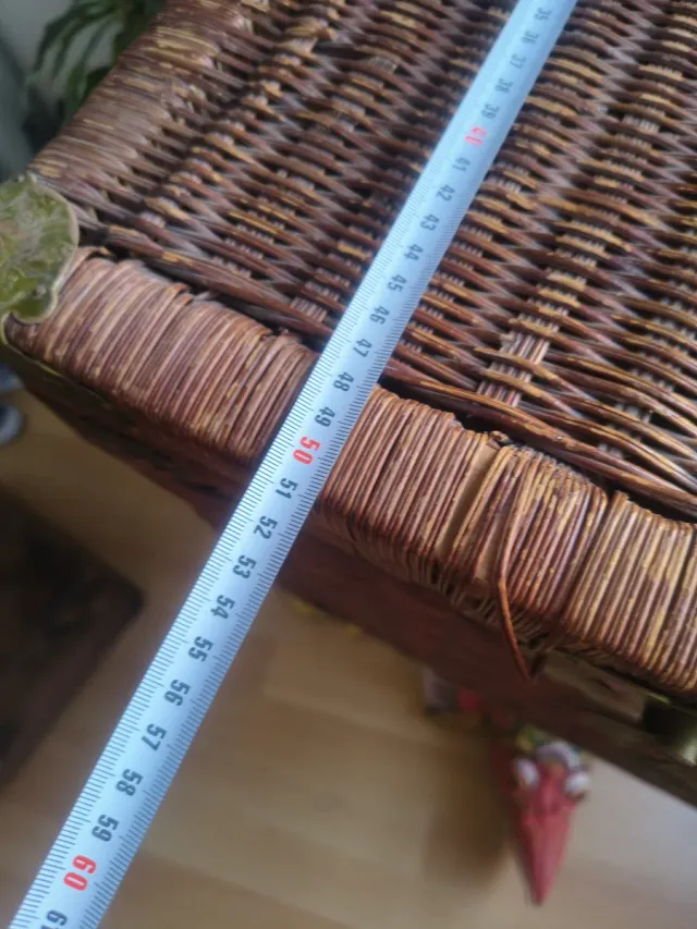 Grande baule antico in vimini con montature dorate