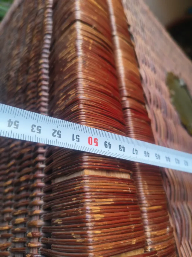 Grande baule antico in vimini con montature dorate