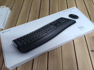 Microsoft – Wireless Comfort Desktop 5050, Ratón y teclado QWERTZ Alemán, Negro