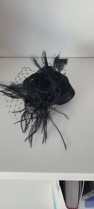 Tocado negro con flor y rejilla