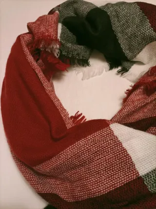 Con etiqueta. Bufanda grande