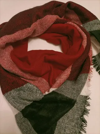 Con etiqueta. Bufanda grande